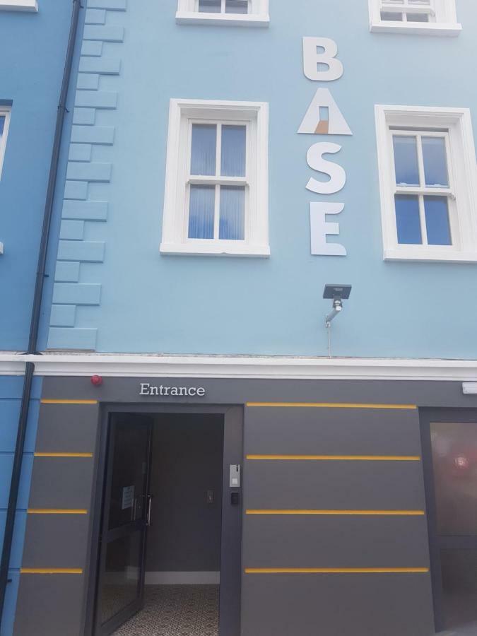 فندق Base دينغل المظهر الخارجي الصورة